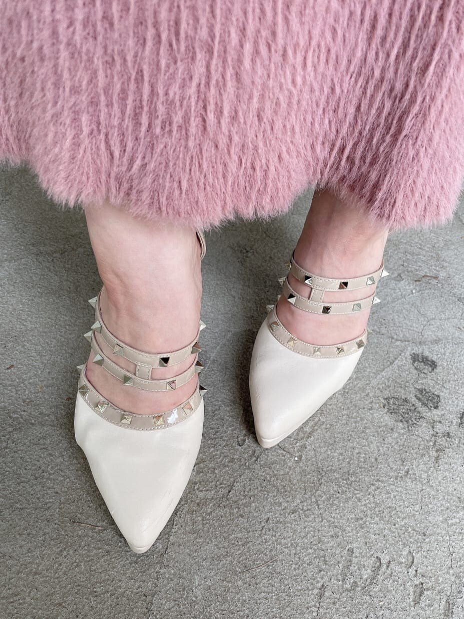 ホワイト系のブルゾン、ピンク系のワンピース、ベージュ系のパンプスを着用したレディースの秋コーディネートの8枚目の写真