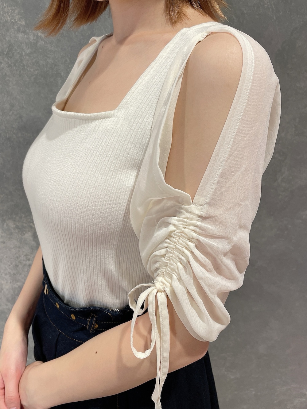 ホワイト系のTシャツ/カットソー、ブルー系のデニムスカート、ホワイト系のサンダルを着用したレディースの夏コーディネートの4枚目の写真