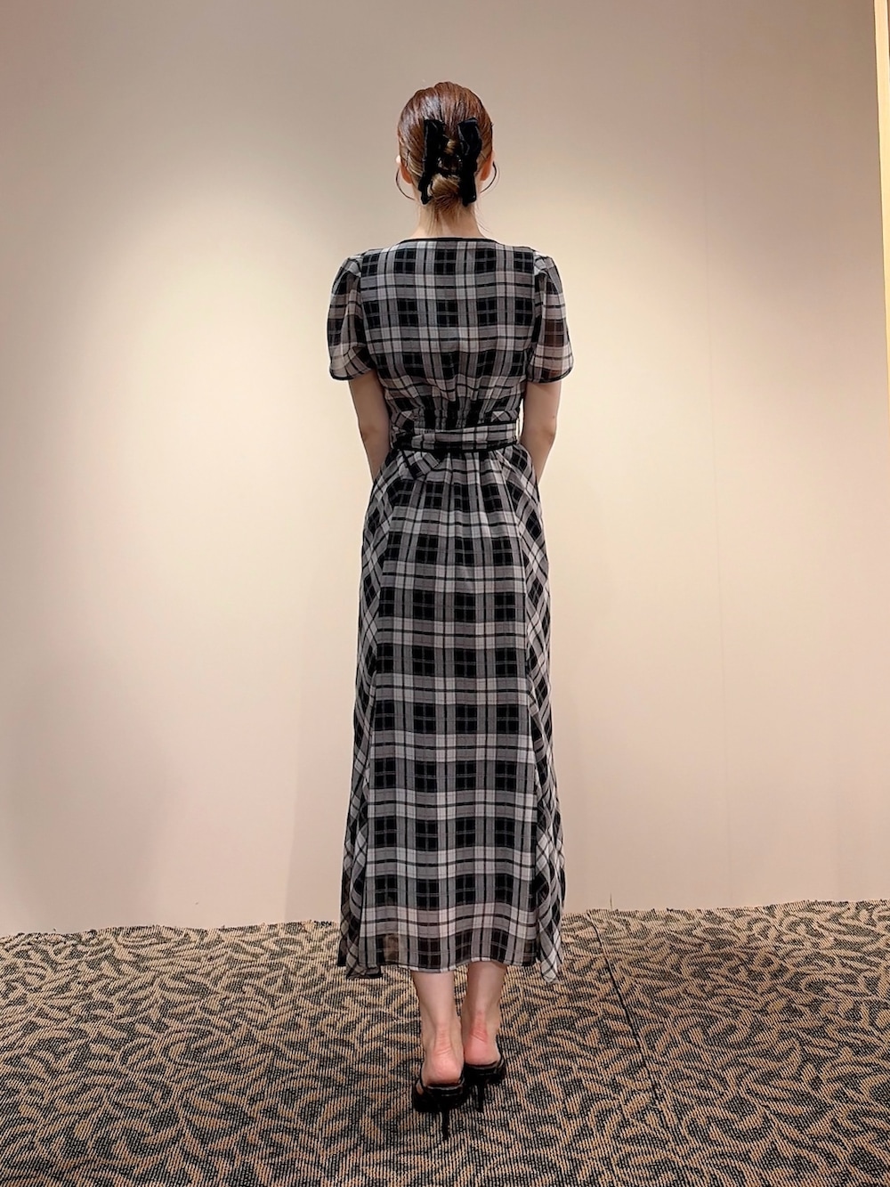 ブラック系のワンピース、ブラック系のハンドバッグ、ブラック系のバレッタ/ヘアクリップを着用したレディースの夏コーディネートの4枚目の写真