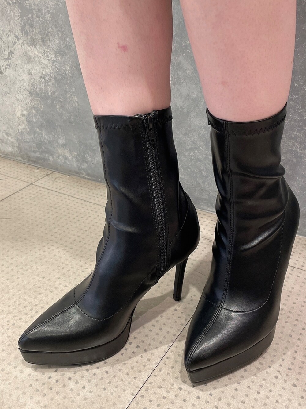 ブラック系のワンピース、ブラック系のブーツを着用したレディースの秋コーディネートの8枚目の写真