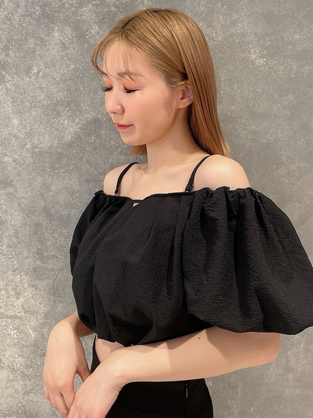 ブラック系のサンダル、ブラック系のその他パンツ、ブラック系のシャツ/ブラウスを着用したレディースの夏コーディネートの4枚目の写真