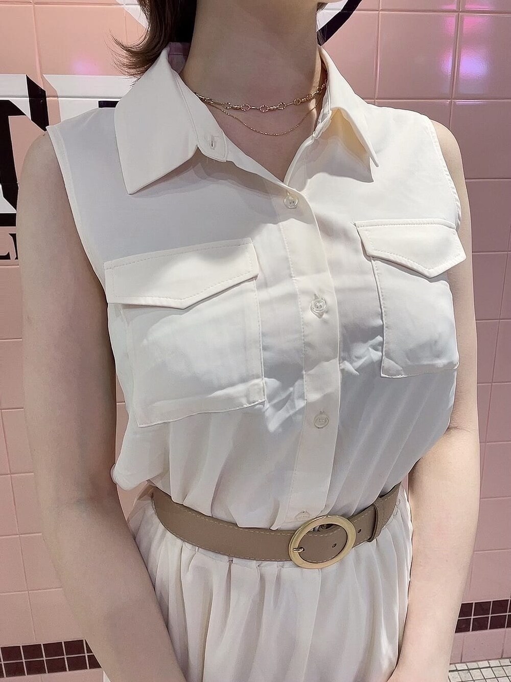 ピンク系のサンダル、ベージュ系のハンドバッグ、ホワイト系のシャツワンピースを着用したレディースの春コーディネートの4枚目の写真