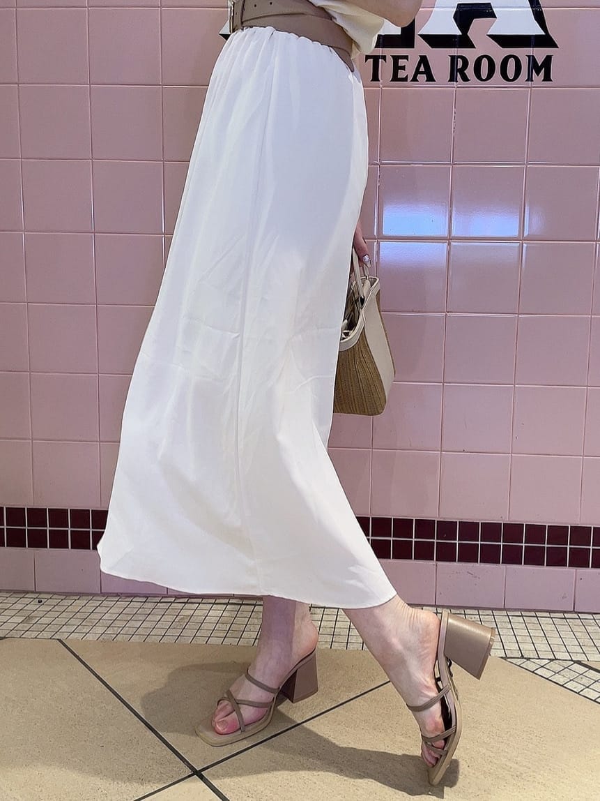 ピンク系のサンダル、ベージュ系のハンドバッグ、ホワイト系のシャツワンピースを着用したレディースの春コーディネートの6枚目の写真