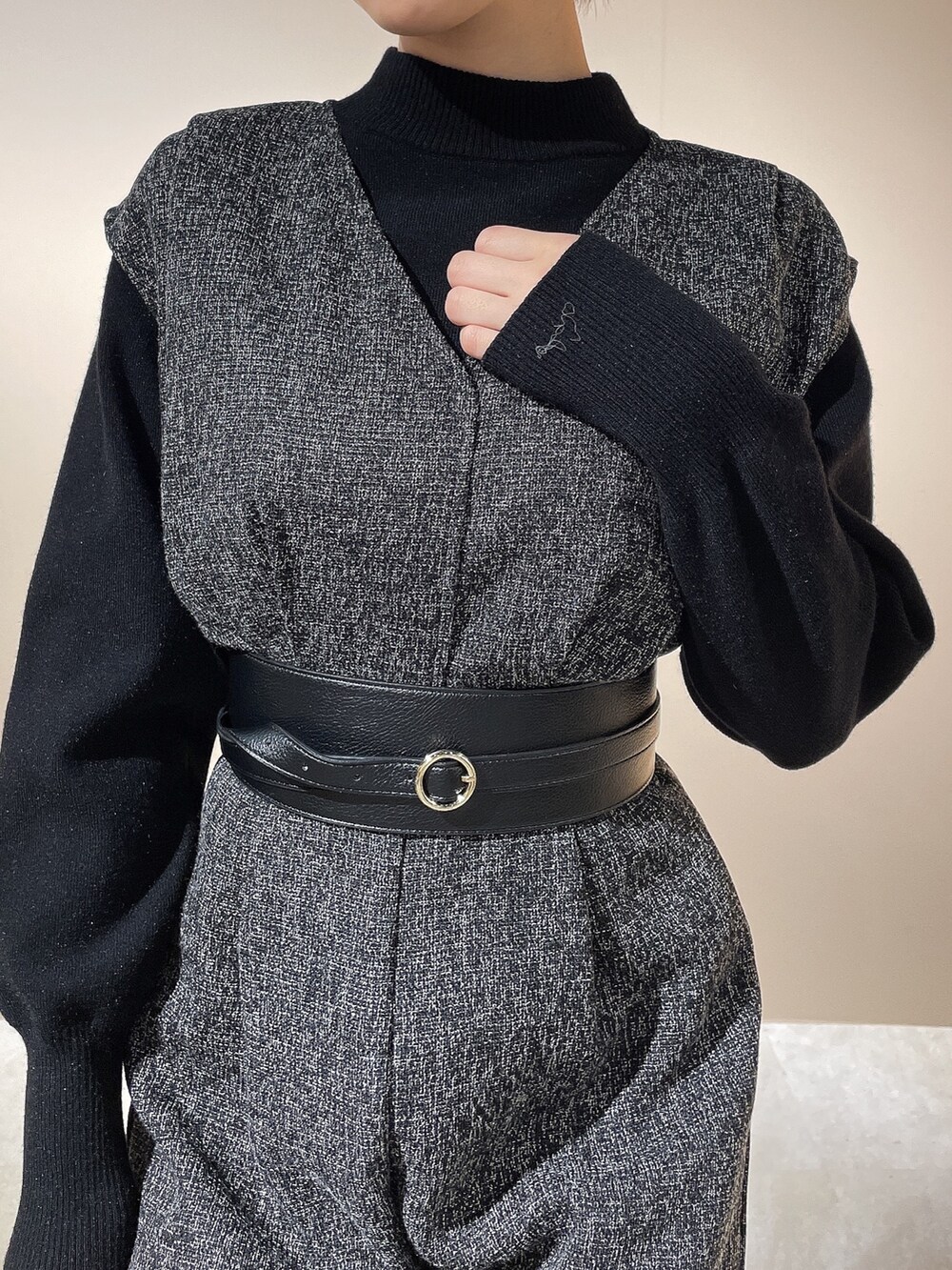 ブラック系のニット/セーター、ブラック系のつなぎ/オールインワン、ブラック系のパンプスを着用したレディースの秋コーディネートの6枚目の写真