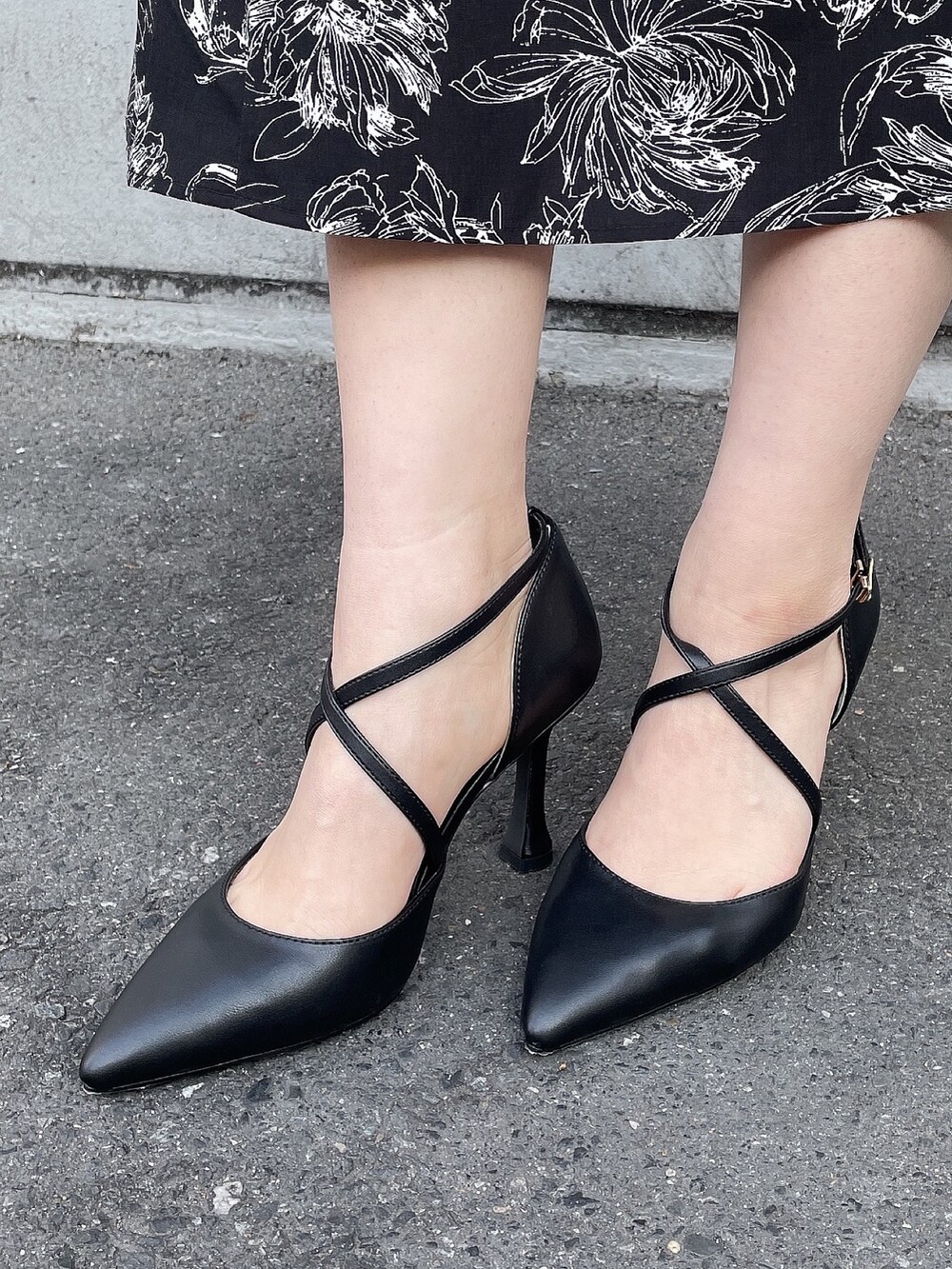 その他のワンピース、ブラック系のパンプスを着用したレディースの春コーディネートの8枚目の写真