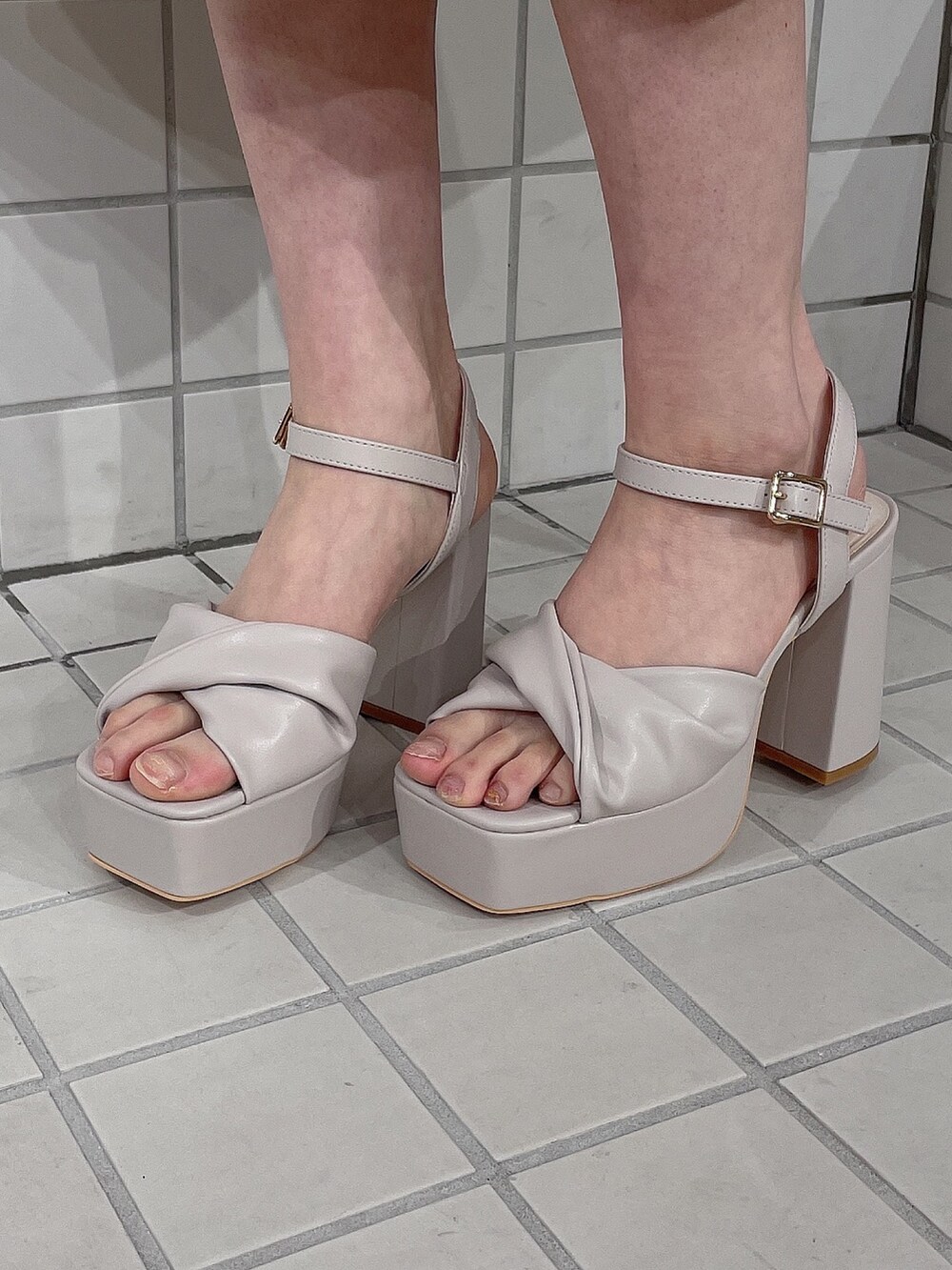 ホワイト系のライダースジャケット、ホワイト系のワンピース、ベージュ系のサンダルを着用したレディースの春コーディネートの9枚目の写真