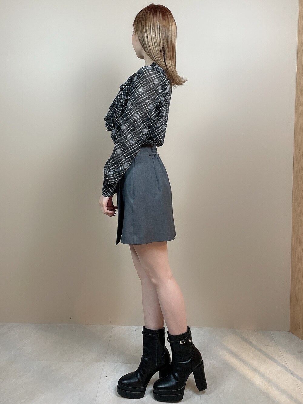 その他のシャツ/ブラウス、グレー系のスカート、ブラック系のブーツを着用したレディースの冬コーディネートの3枚目の写真