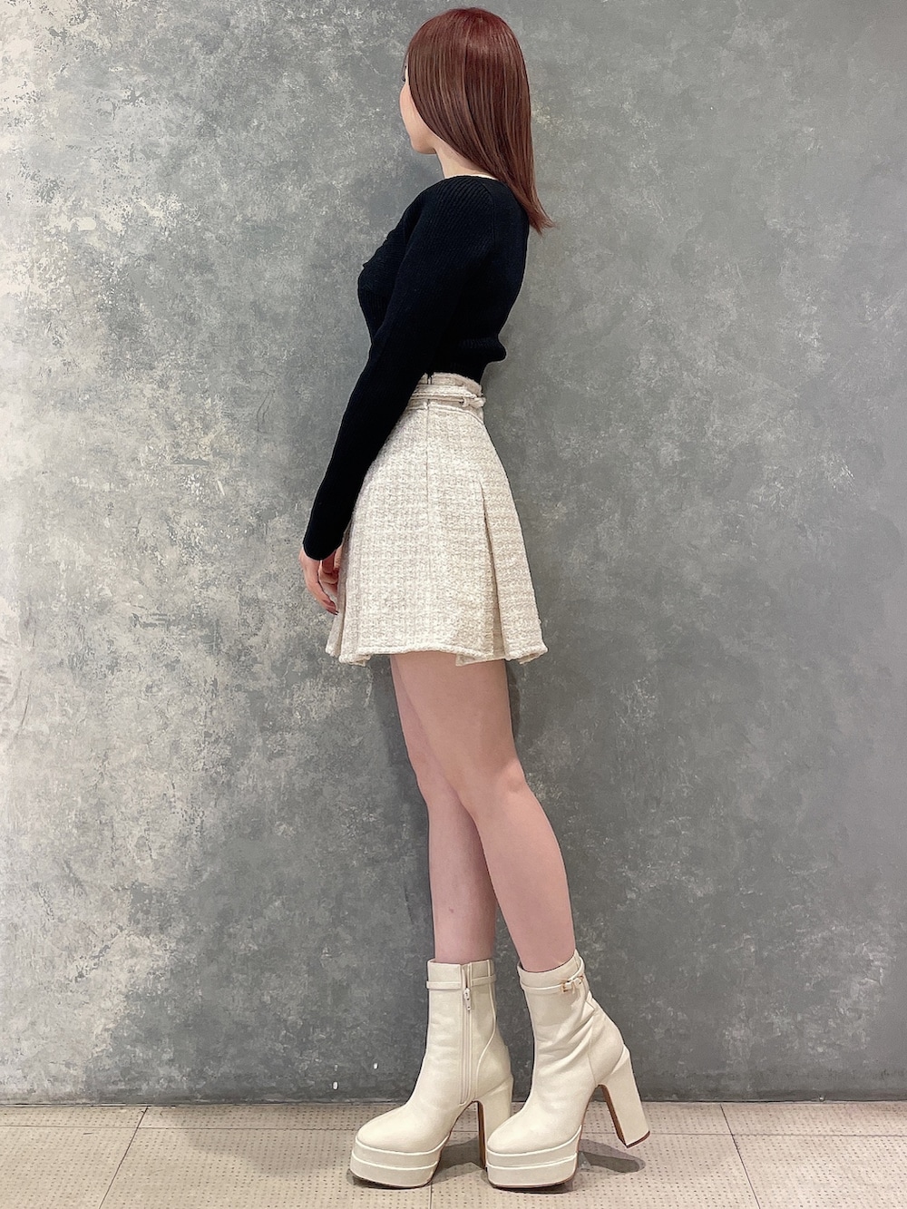 ホワイト系のテーラードジャケット、ホワイト系のスカート、ブラック系のニット/セーターを着用したレディースの冬コーディネートの6枚目の写真