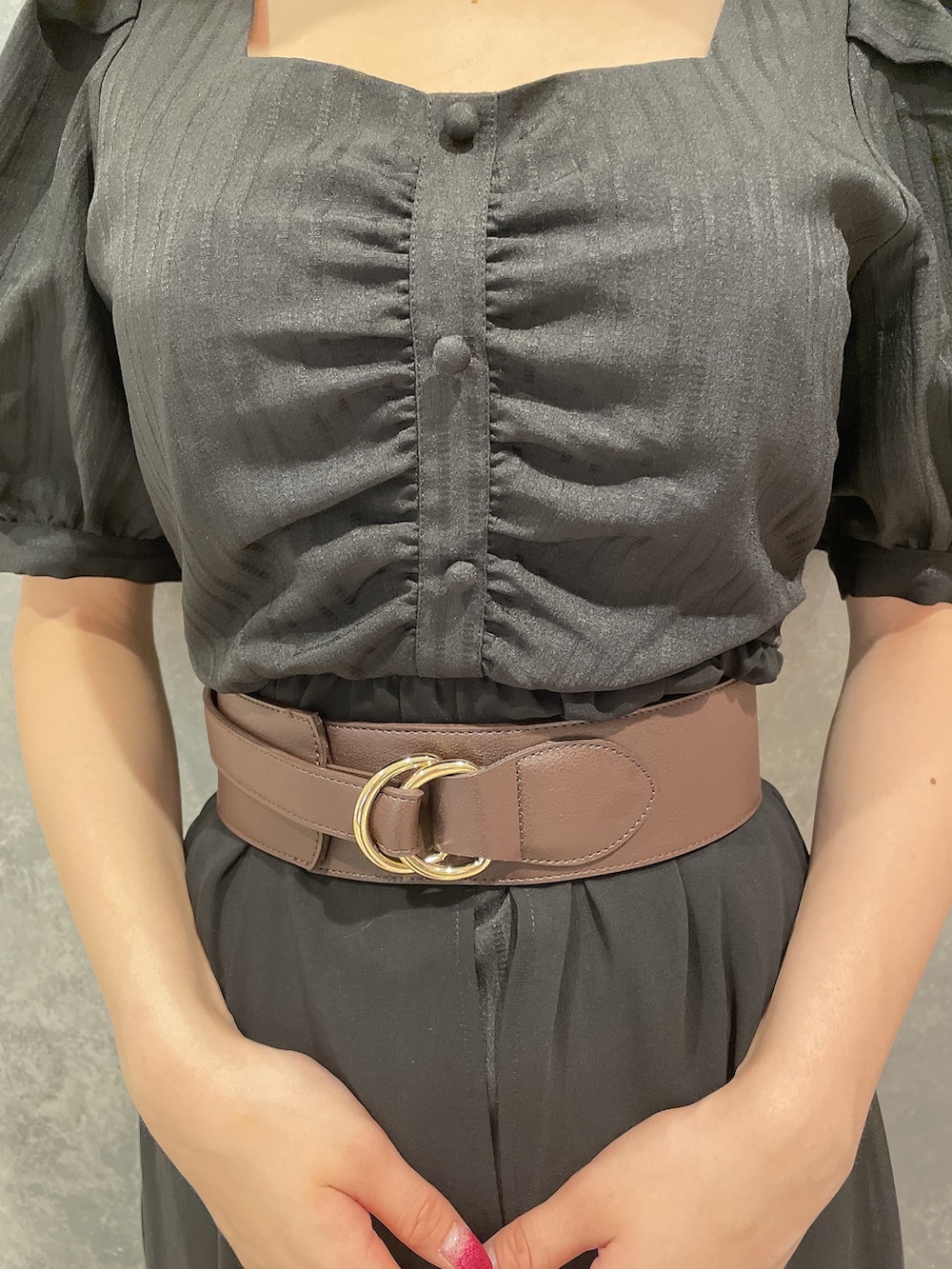 ブラック系のワンピース、ブラック系のサンダル、ブラウン系のベルトを着用したレディースの夏コーディネートの6枚目の写真