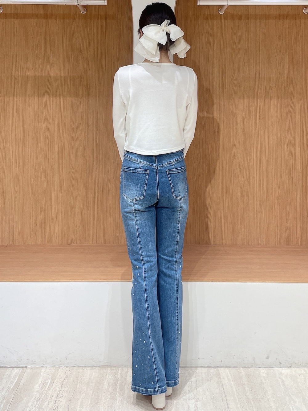 ホワイト系のカーディガン/ボレロ、ブルー系のデニムパンツ、ホワイト系のサンダルを着用したレディースの春コーディネートの3枚目の写真