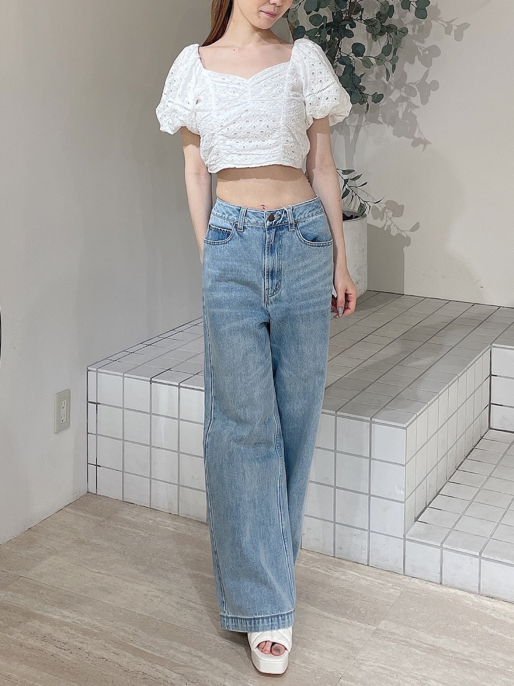 ホワイト系のサンダル、ブルー系のデニムパンツ、ホワイト系のシャツ/ブラウスを着用したレディースの夏コーディネートの5枚目の写真