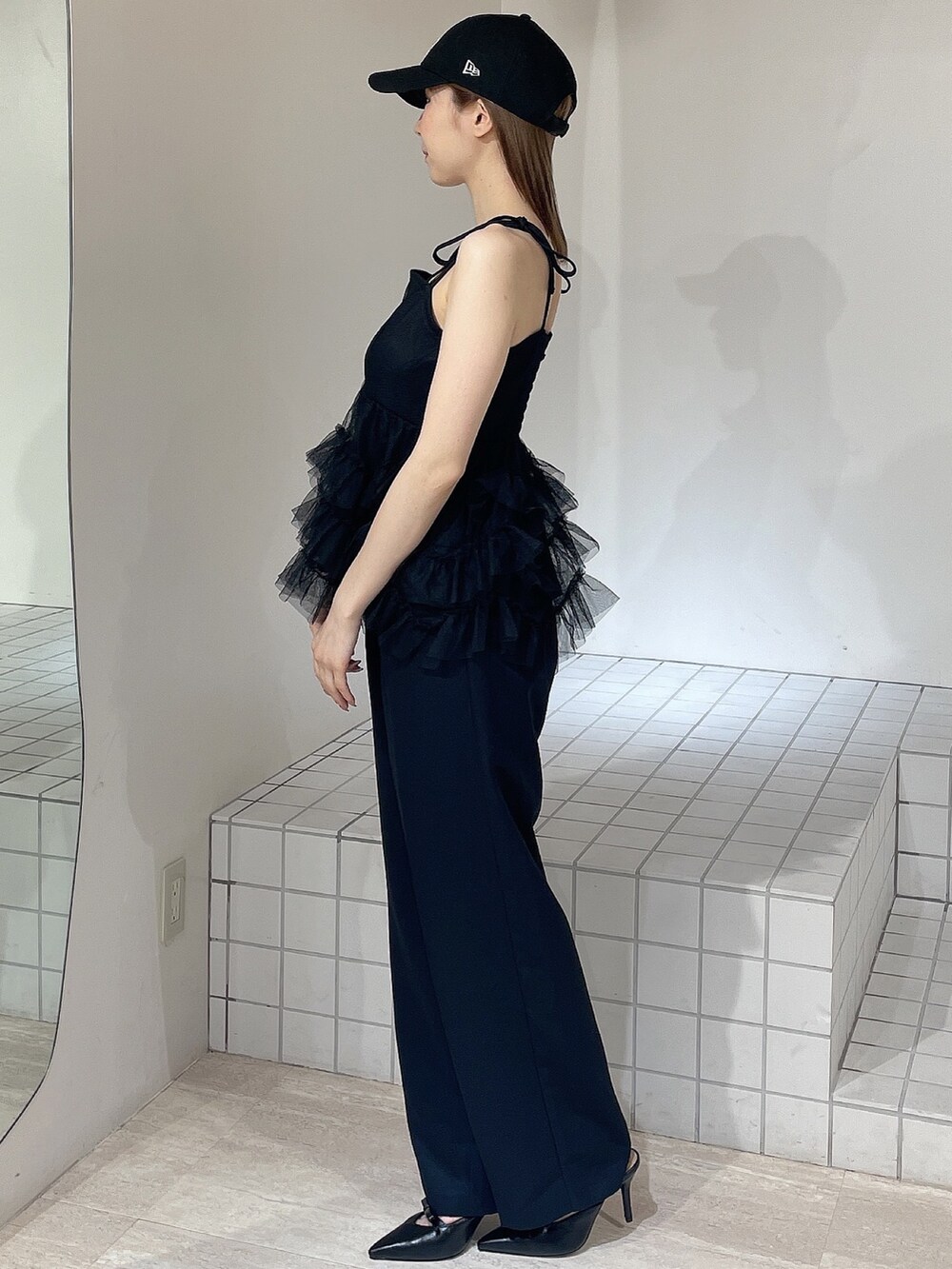 ブラック系のキャミソール、ブラック系のその他パンツ、ブラック系のパンプスを着用したレディースの夏コーディネートの3枚目の写真