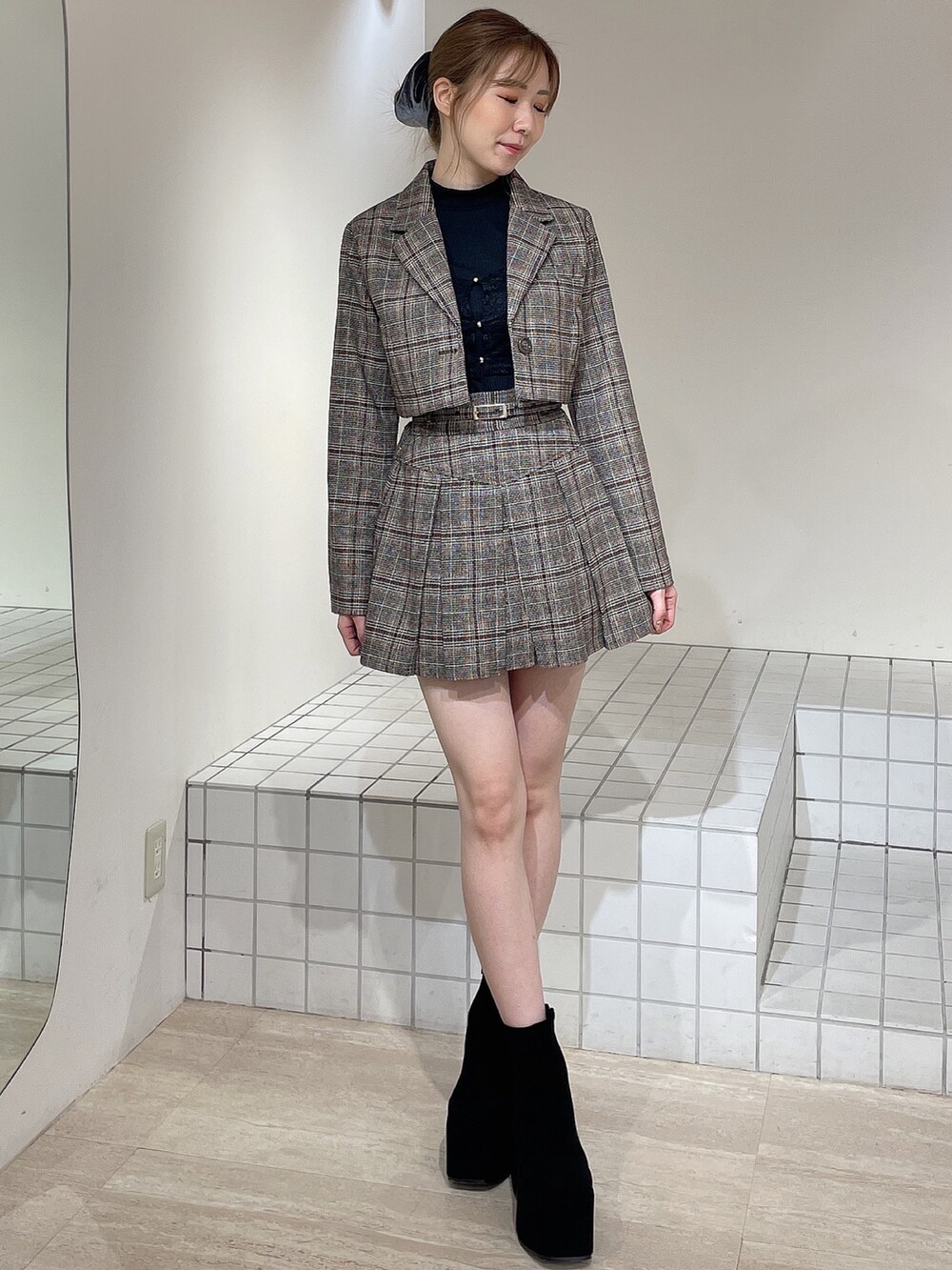 その他のテーラードジャケット、その他のスカート、ブラック系のTシャツ/カットソーを着用したレディースの秋コーディネートの2枚目の写真