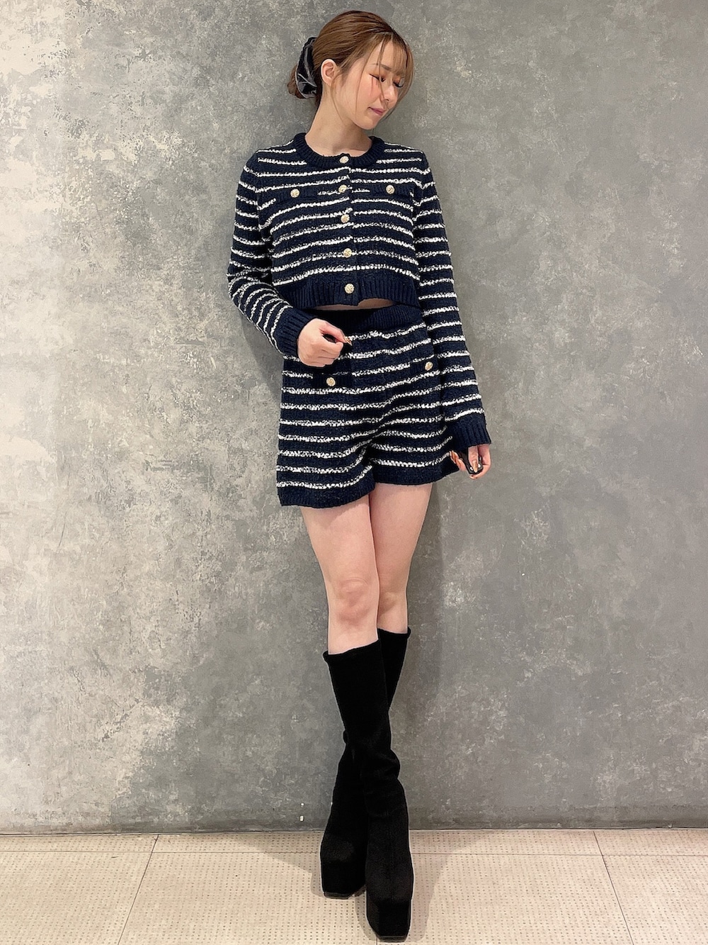 ブルー系のカーディガン/ボレロ、ブルー系のその他パンツ、その他のブーツを着用したレディースの秋コーディネートの3枚目の写真