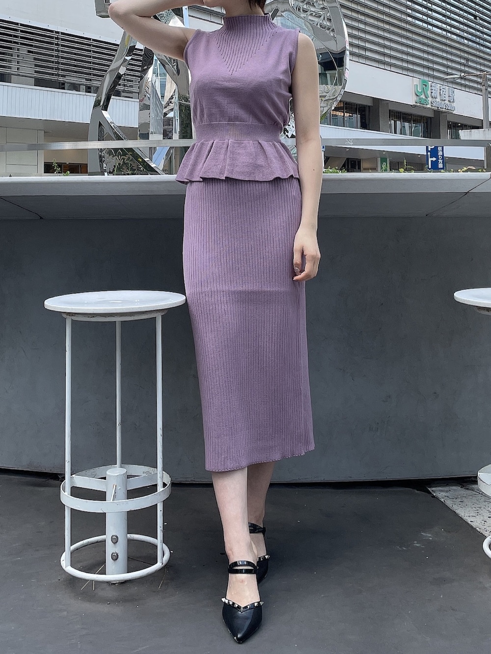 ブラック系のパンプス、ピンク系のニット/セーター、ピンク系のスカートを着用したレディースの春コーディネートの2枚目の写真