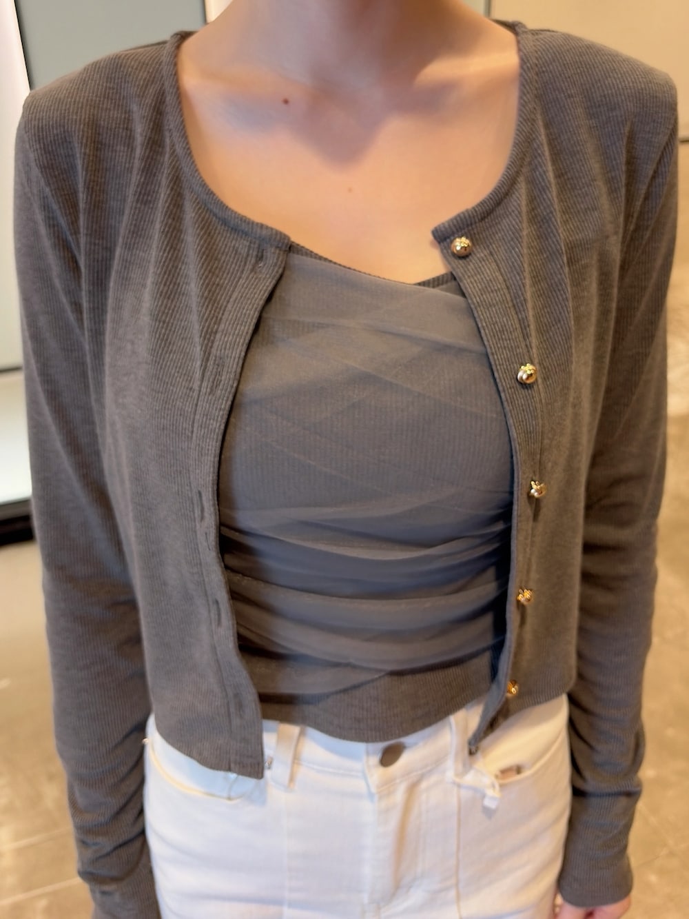 グレー系のTシャツ/カットソー、ホワイト系のデニムパンツ、ホワイト系のサンダルを着用したレディースの夏コーディネートの7枚目の写真