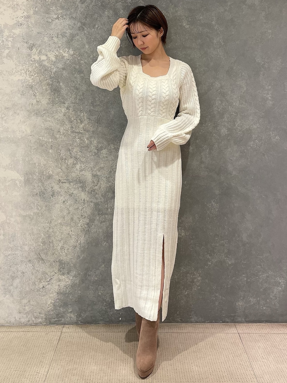 ベージュ系のブルゾン、ホワイト系のワンピース、ベージュ系のブーツを着用したレディースの秋コーディネートの6枚目の写真