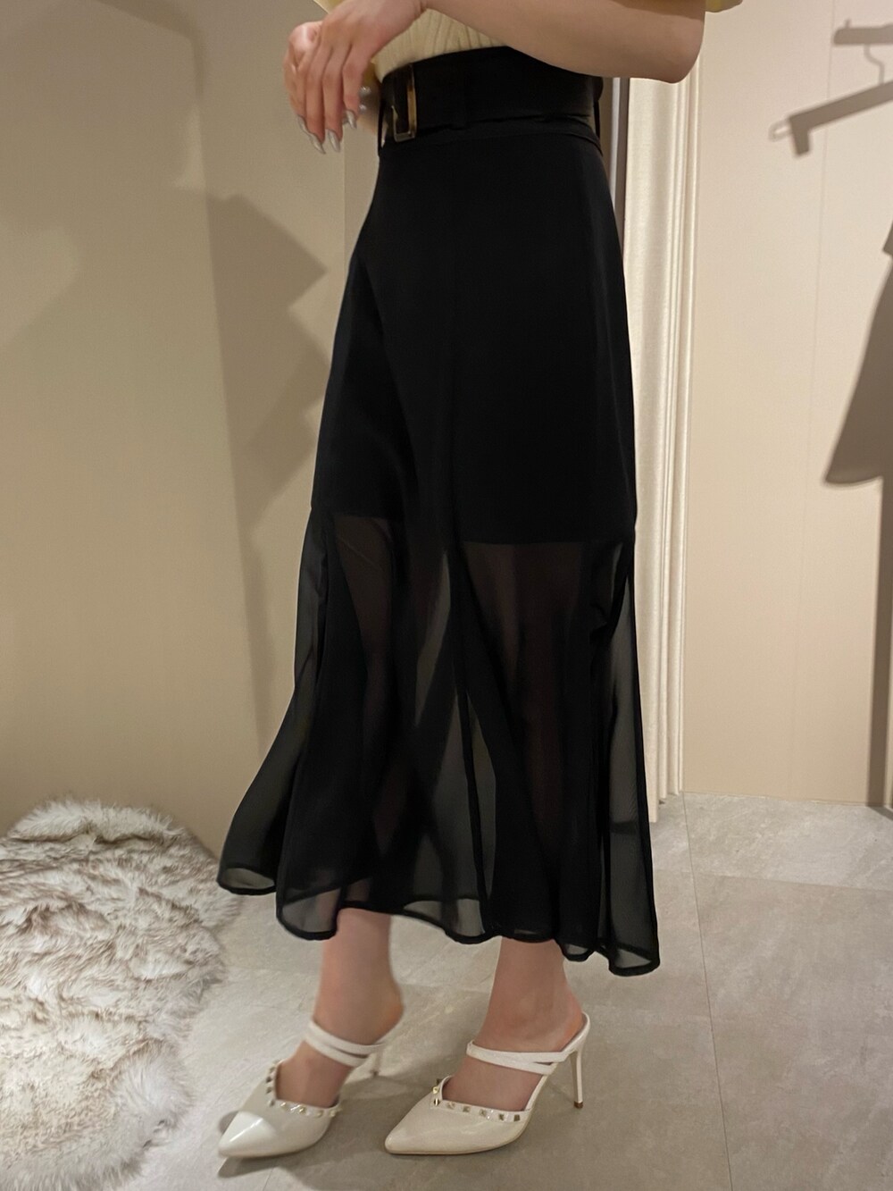 ホワイト系のパンプス、ホワイト系のニット/セーター、ブラック系のスカートを着用したレディースの春コーディネートの8枚目の写真