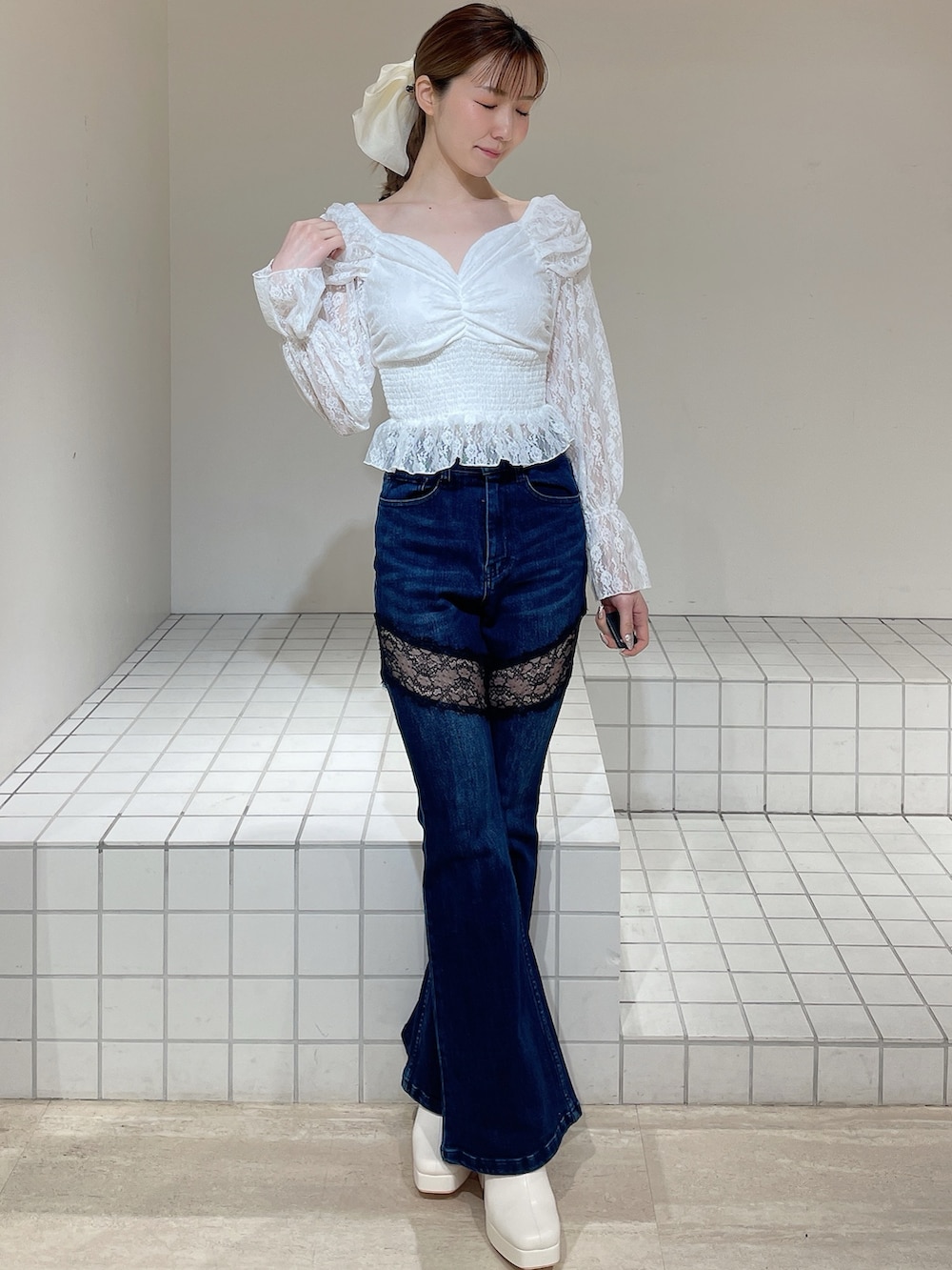 ホワイト系のシャツ/ブラウス、ブルー系のデニムパンツ、ホワイト系のブーツを着用したレディースの春コーディネートの2枚目の写真