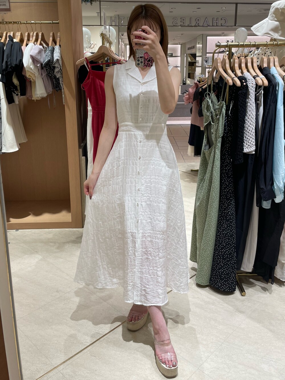 ホワイト系のワンピース、ホワイト系のサンダルを着用したレディースの夏コーディネートの2枚目の写真