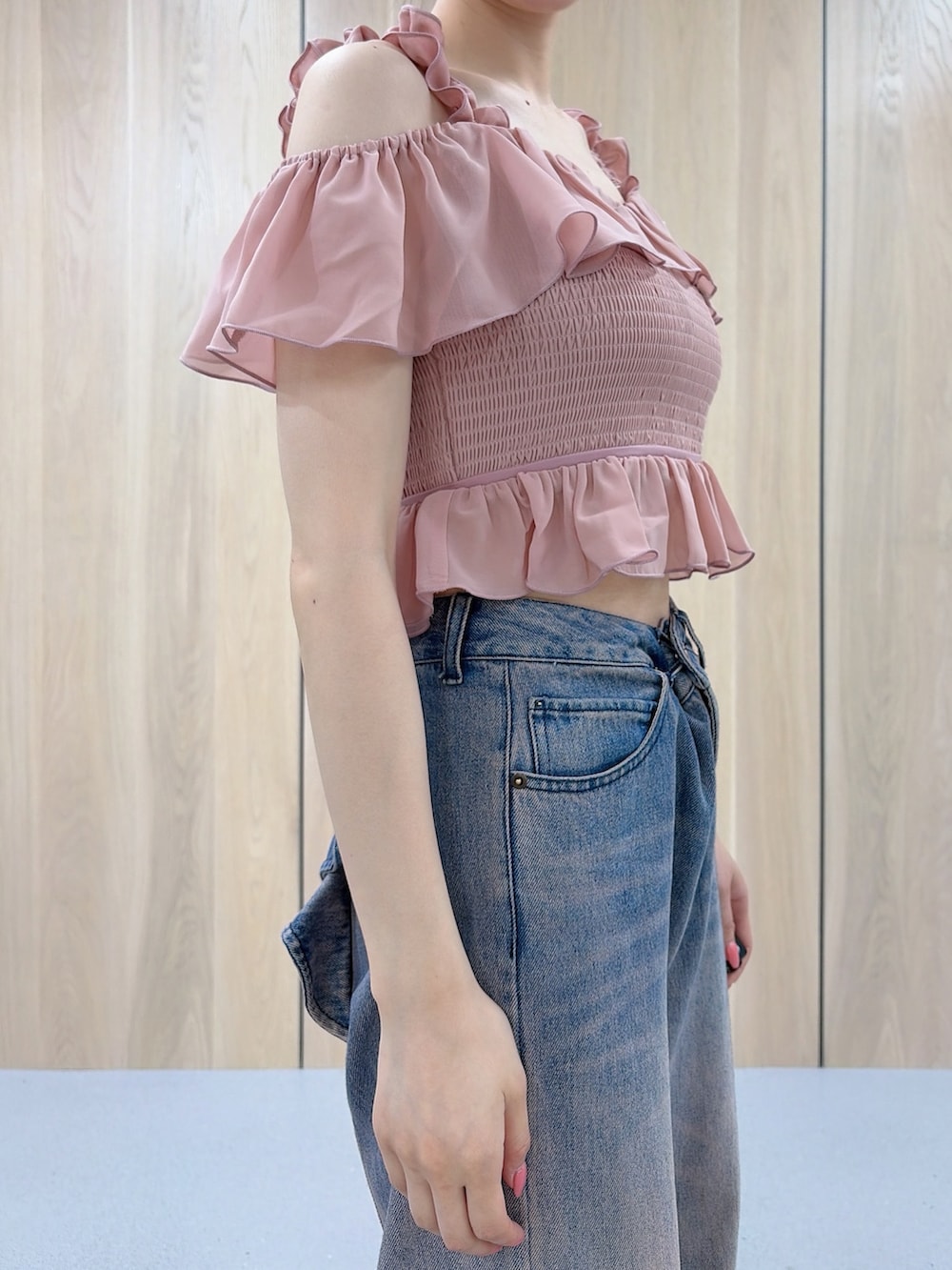 ピンク系のシャツ/ブラウス、ピンク系のデニムパンツ、ホワイト系のサンダルを着用したレディースの夏コーディネートの4枚目の写真