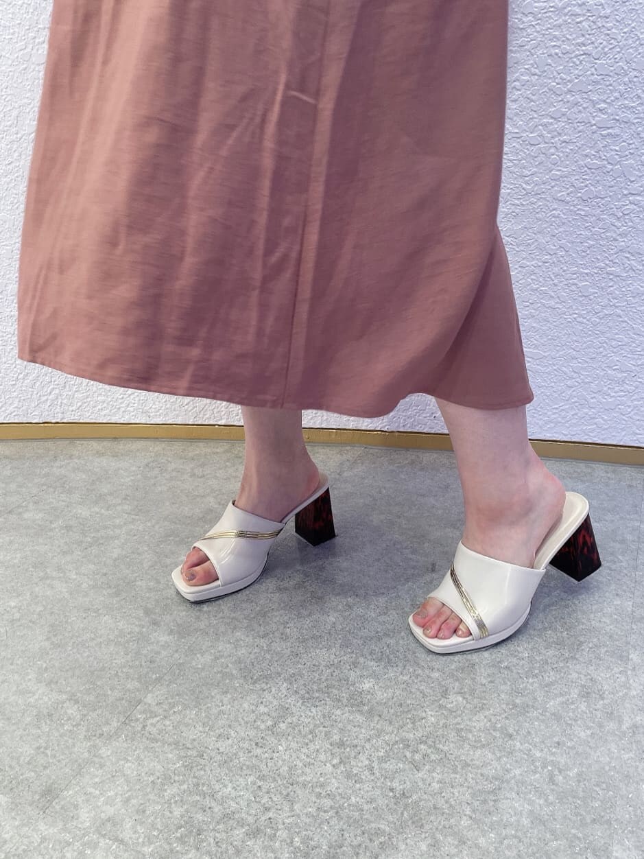 ホワイト系のサンダル、その他のショルダーバッグ、ピンク系のワンピースを着用したレディースの夏コーディネートの10枚目の写真