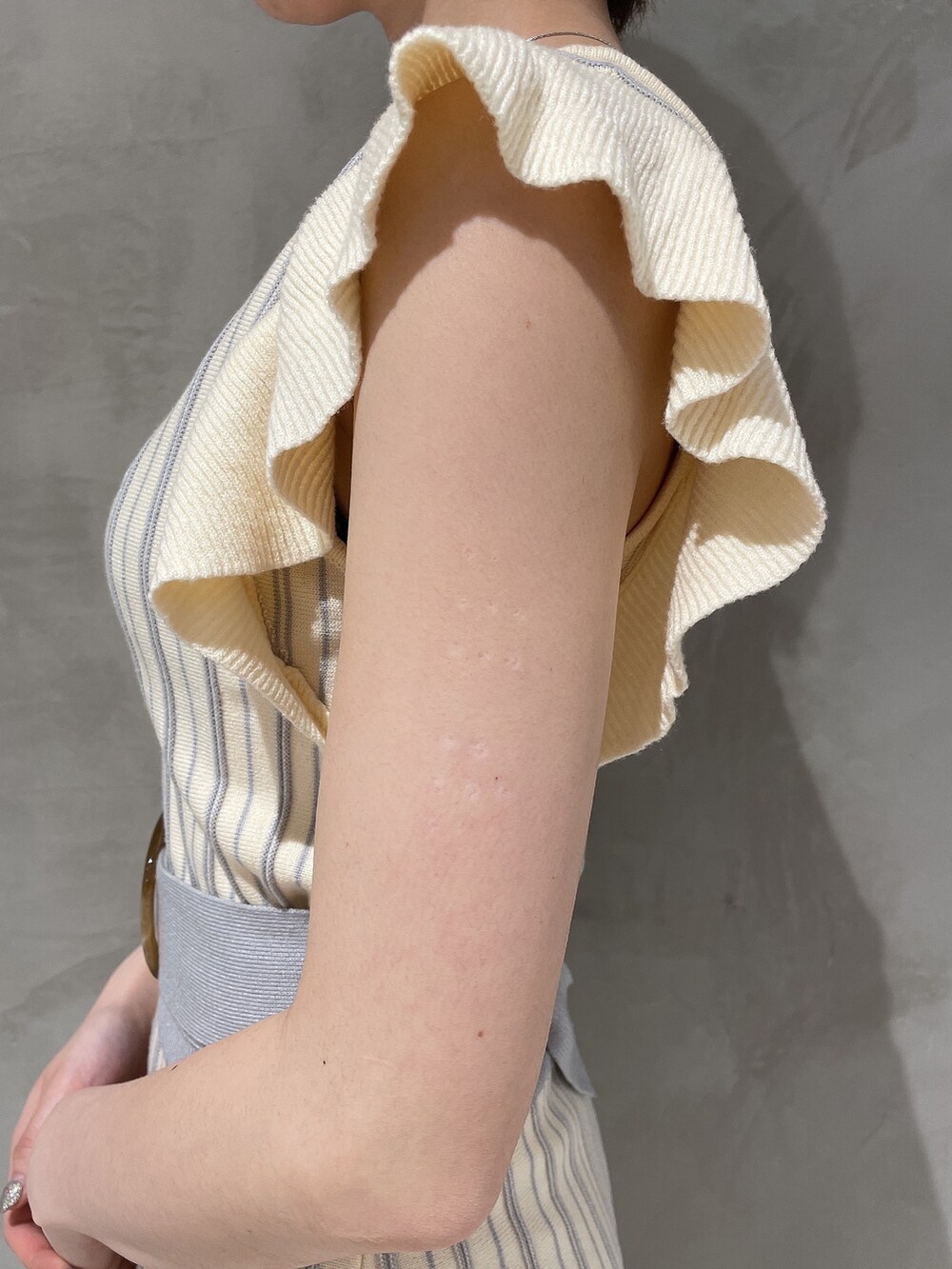 ホワイト系のパンプス、ホワイト系のワンピースを着用したレディースの春コーディネートの5枚目の写真