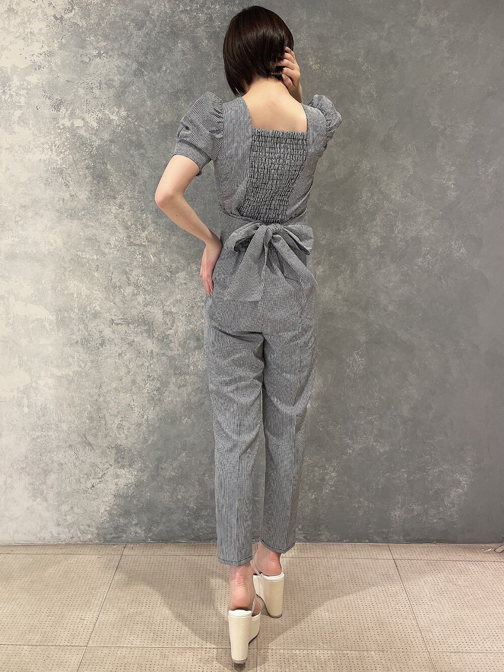 その他のシャツ/ブラウス、その他のその他パンツ、ホワイト系のサンダルを着用したレディースの春コーディネートの3枚目の写真