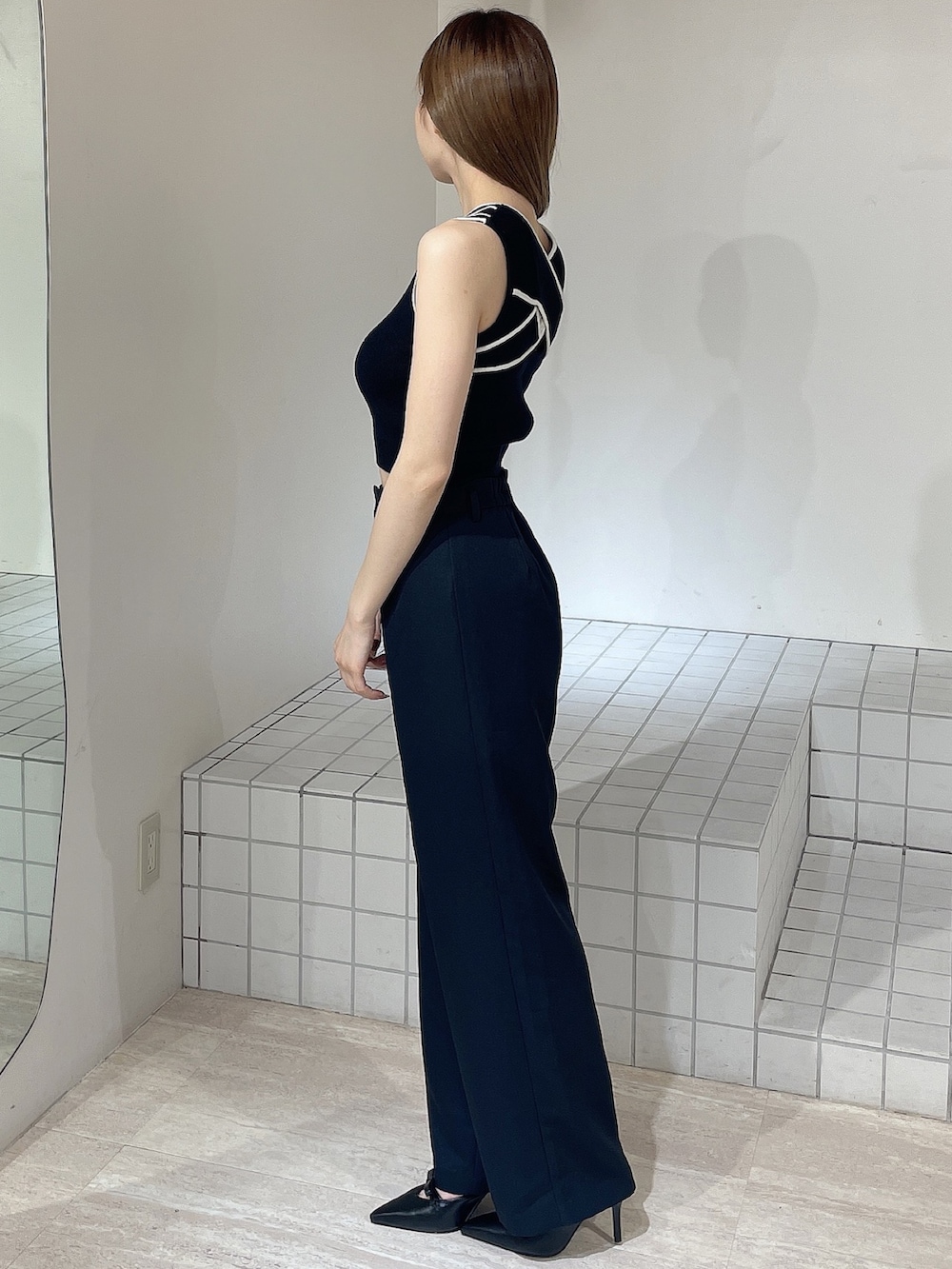 ブラック系のパンプス、ブラック系のタンクトップ、ブラック系のその他パンツを着用したレディースの夏コーディネートの3枚目の写真