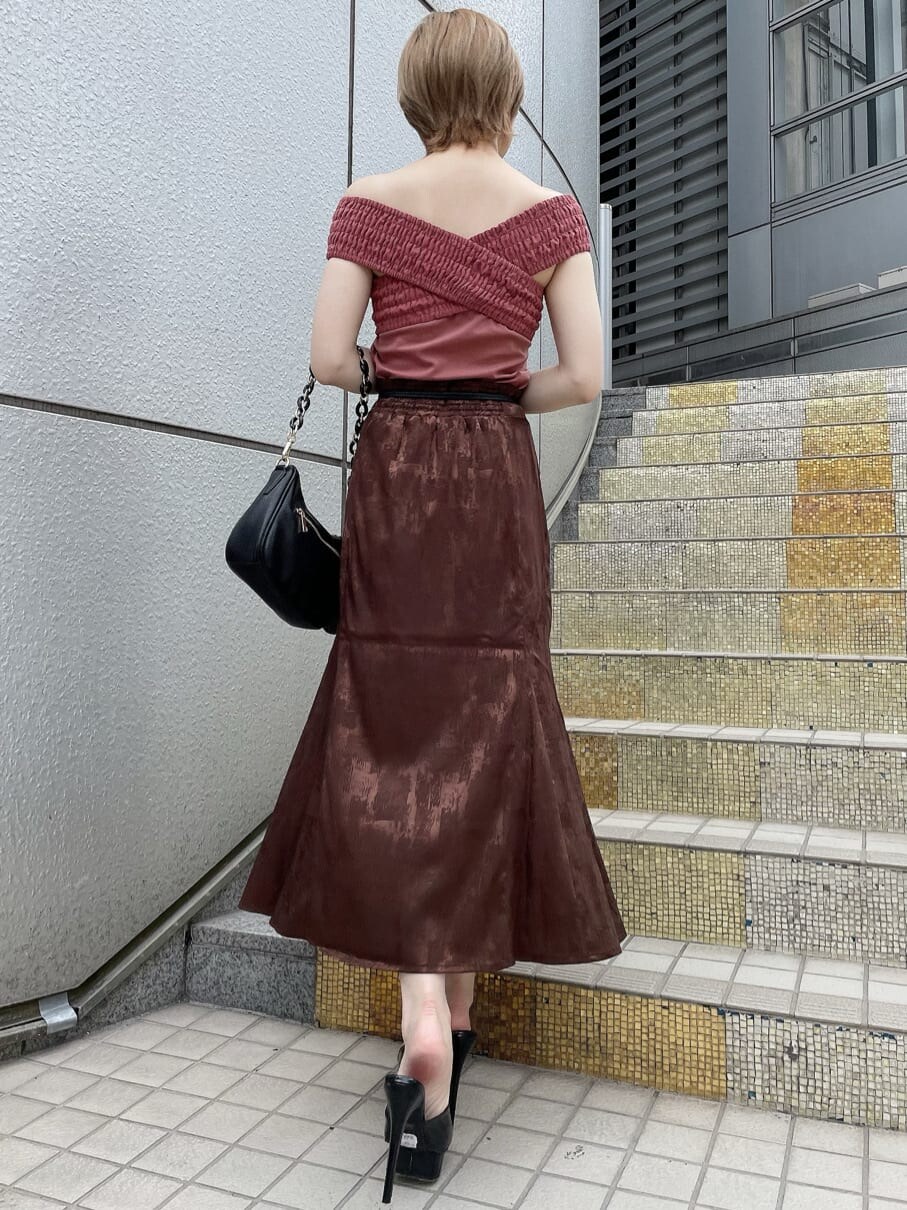 ブラック系のサンダル、ブラック系のショルダーバッグ、ピンク系のTシャツ/カットソーを着用したレディースの夏コーディネートの3枚目の写真