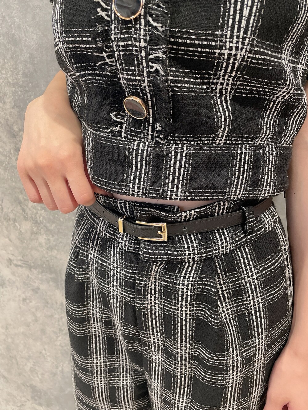 ブラック系のシャツ/ブラウス、ブラック系のその他パンツ、ホワイト系のハンドバッグを着用したレディースの夏コーディネートの7枚目の写真