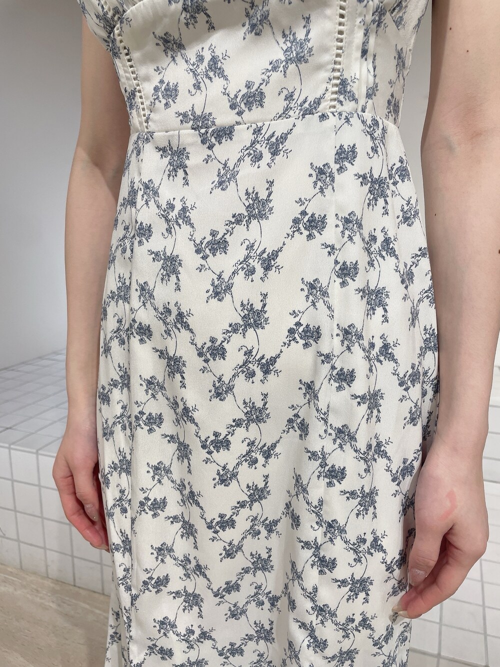 ホワイト系のワンピース、ベージュ系のサンダルを着用したレディースの夏コーディネートの6枚目の写真