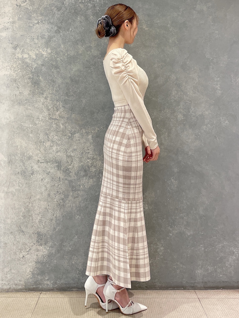 ホワイト系のワンピース、ホワイト系のパンプス、グレー系のシュシュを着用したレディースの秋コーディネートの2枚目の写真