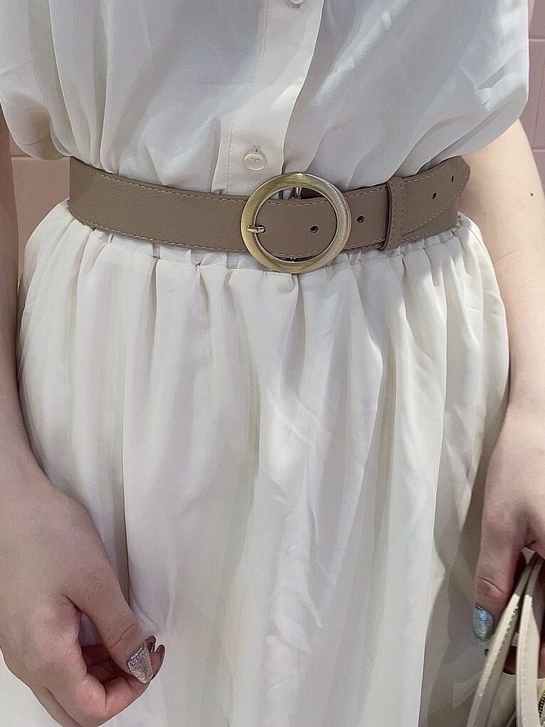 ピンク系のサンダル、ベージュ系のハンドバッグ、ホワイト系のシャツワンピースを着用したレディースの春コーディネートの5枚目の写真