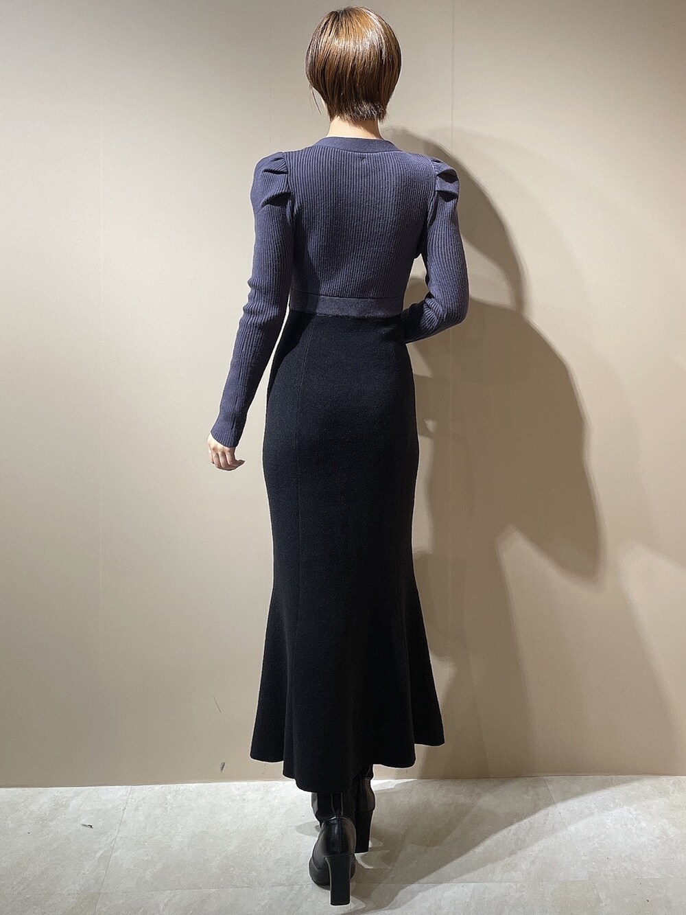 ブラック系のブーツ、ブルー系のワンピースを着用したレディースの秋コーディネートの4枚目の写真