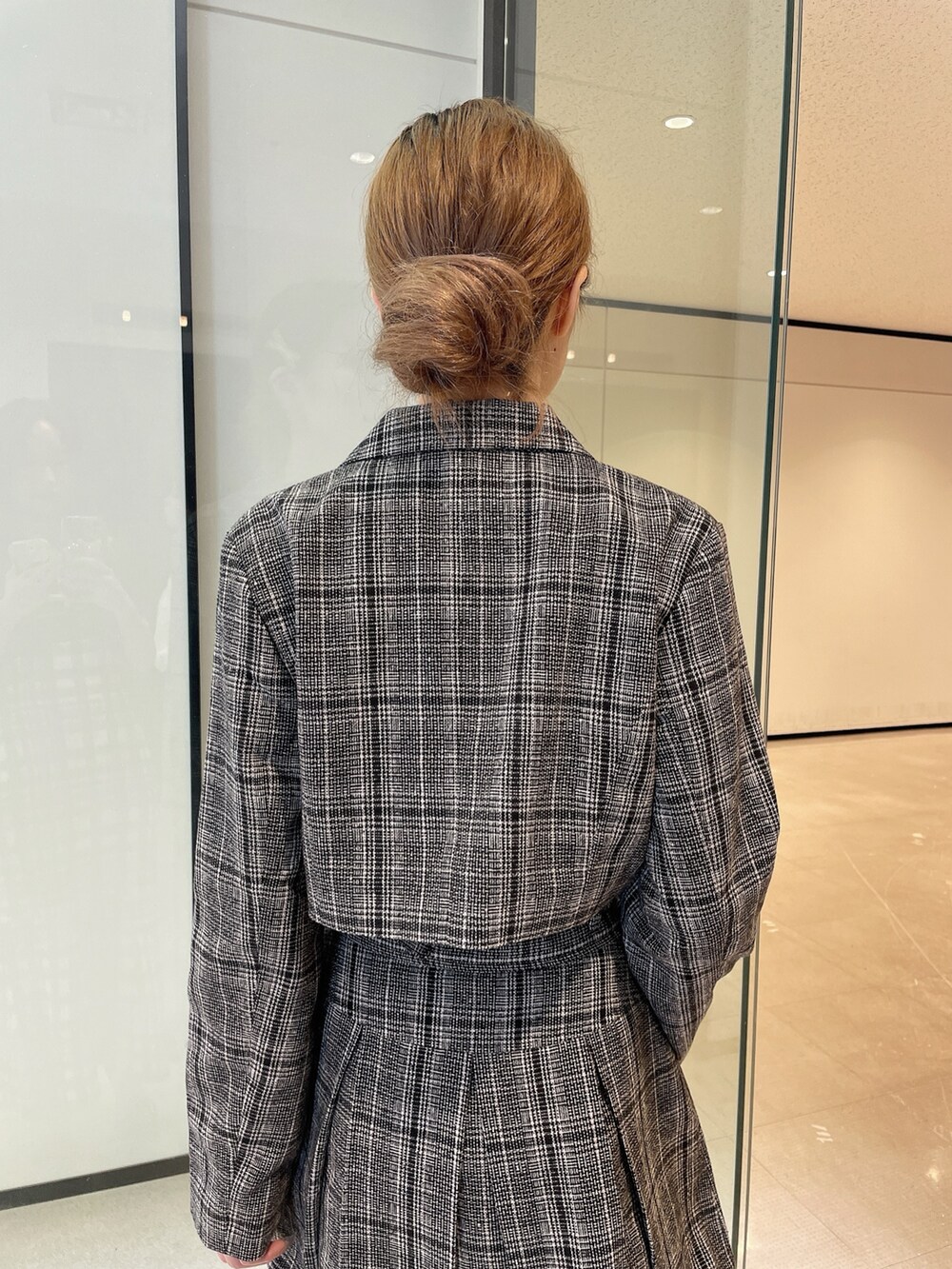 その他のテーラードジャケット、その他のスカート、ブラック系のTシャツ/カットソーを着用したレディースの夏コーディネートの7枚目の写真