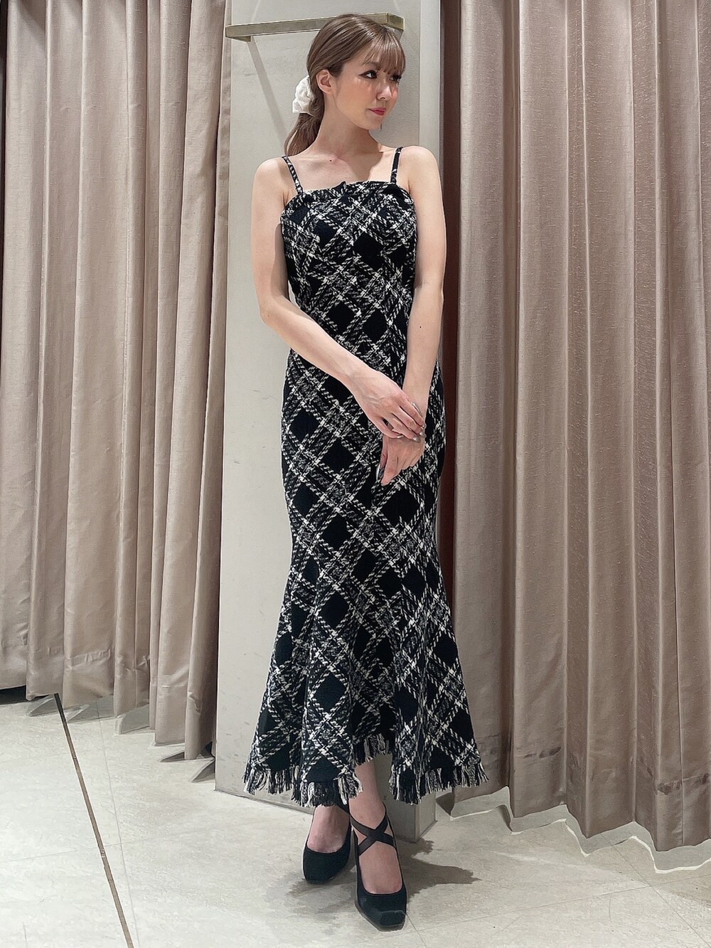 グレー系のカーディガン/ボレロ、ブラック系のワンピース、ブラック系のパンプスを着用したレディースの秋コーディネートの4枚目の写真