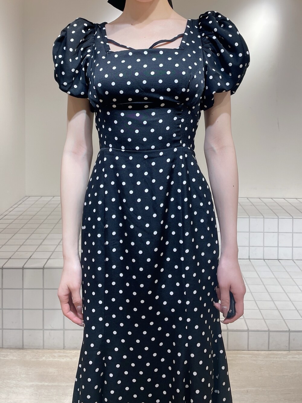 ブラック系のワンピース、ブラック系のサンダル、ブラック系のバレッタ/ヘアクリップを着用したレディースの春コーディネートの4枚目の写真