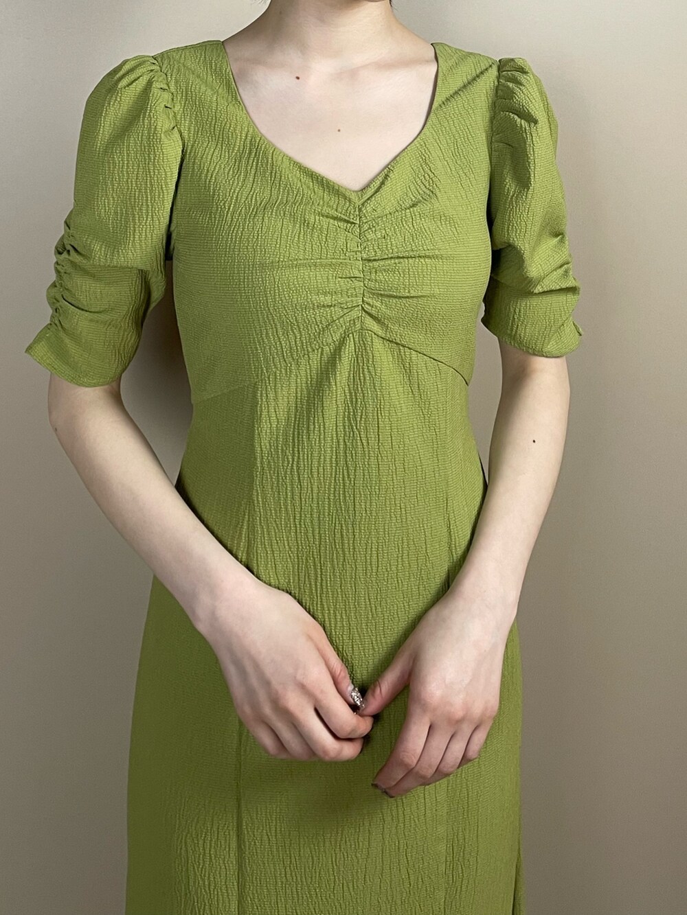 ホワイト系のサンダル、グリーン系のワンピースを着用したレディースの春コーディネートの4枚目の写真