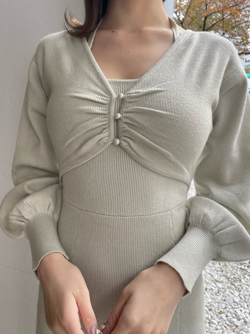 グリーン系のワンピース、ホワイト系のパンプスを着用したレディースの秋コーディネートの5枚目の写真