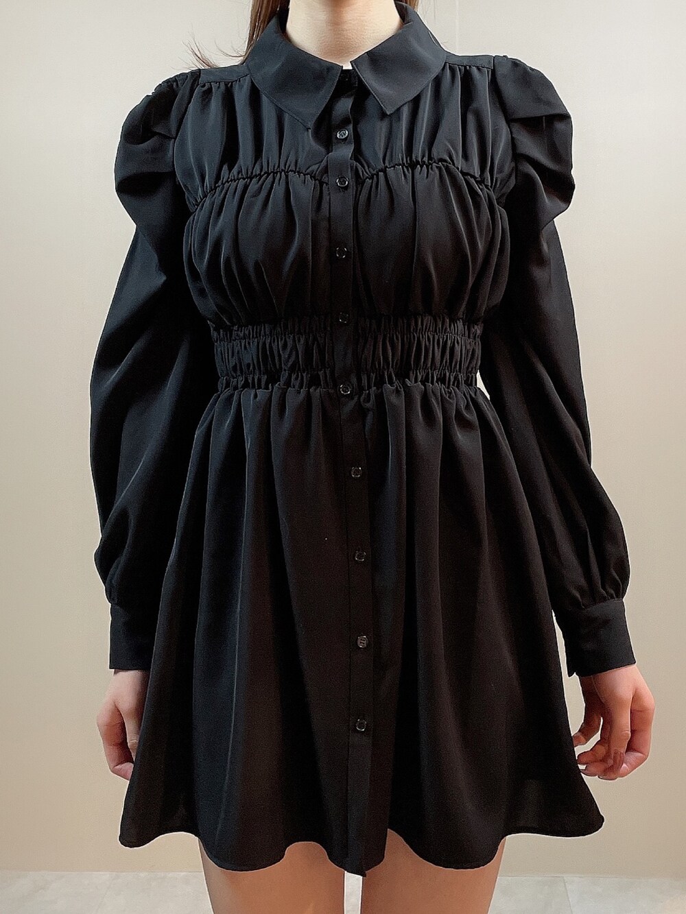 ブラック系のワンピース、ブラック系のブーツ、ベージュ系のバレッタ/ヘアクリップを着用したレディースの冬コーディネートの6枚目の写真