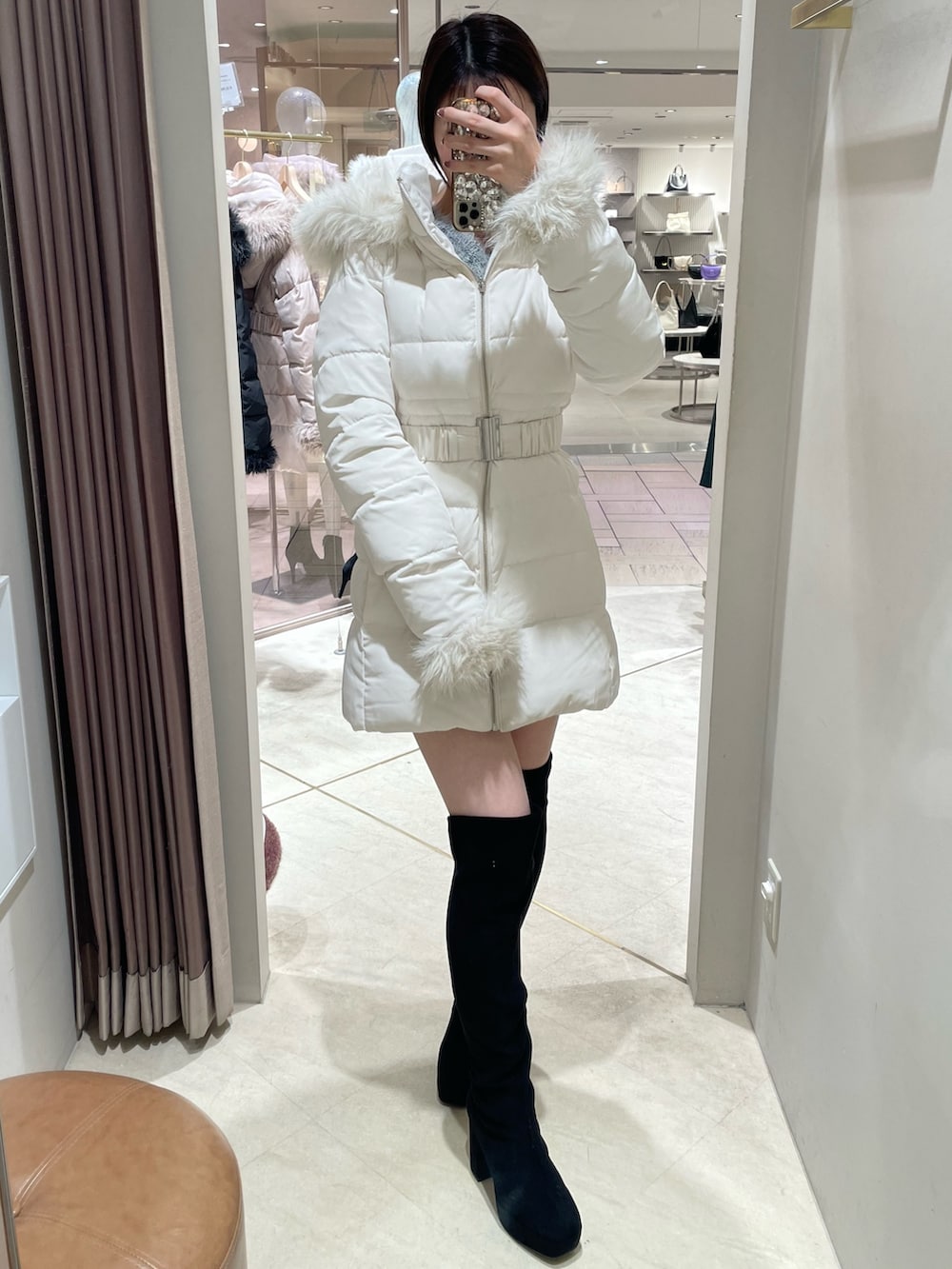 ホワイト系のダウンジャケット/コート、その他のワンピース、ブラック系のブーツを着用したレディースの秋コーディネートの5枚目の写真