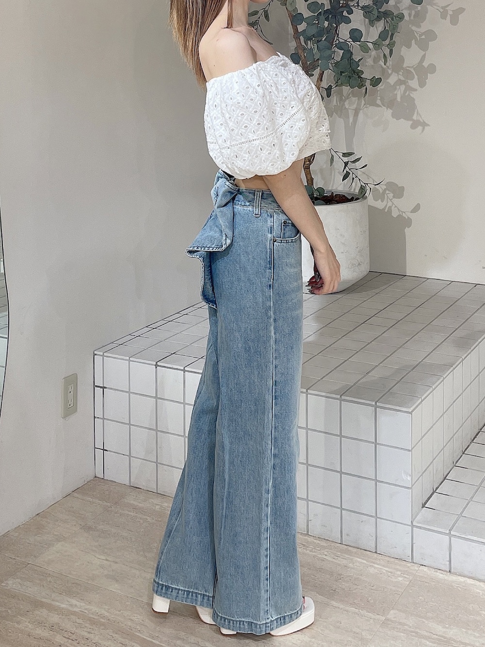 ホワイト系のサンダル、ブルー系のデニムパンツ、ホワイト系のシャツ/ブラウスを着用したレディースの夏コーディネートの7枚目の写真