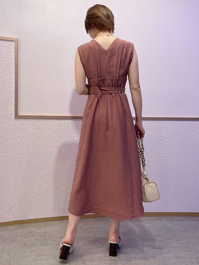 ホワイト系のサンダル、その他のショルダーバッグ、ピンク系のワンピースを着用したレディースの夏コーディネートの4枚目の写真