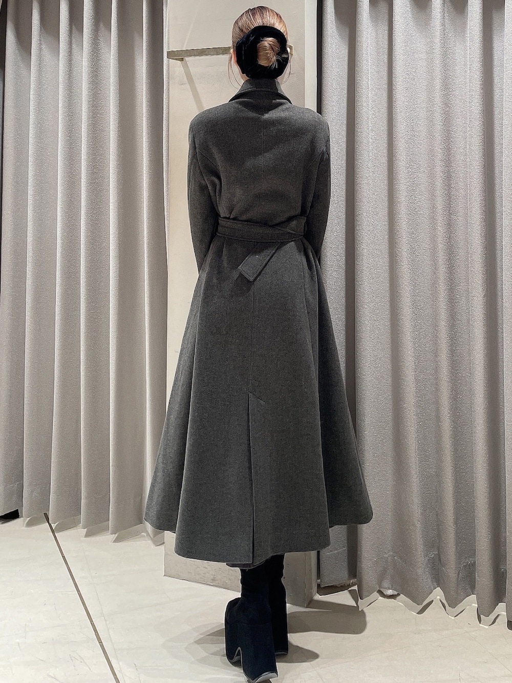 グレー系のその他アウター、ブラック系のブーツ、ブラック系のショルダーバッグを着用したレディースの秋コーディネートの4枚目の写真