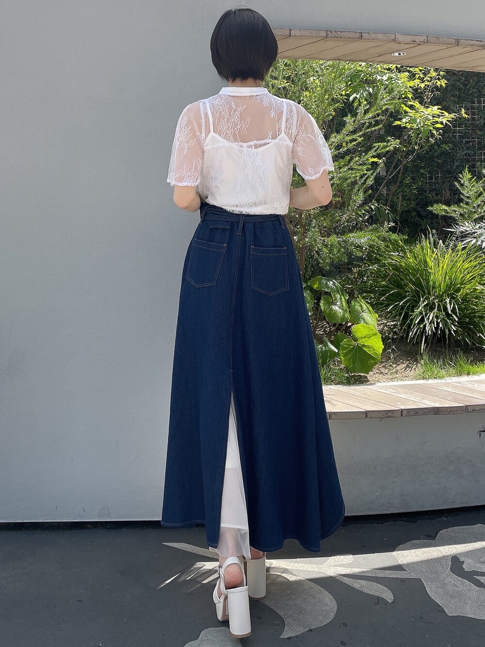 ホワイト系のシャツ/ブラウス、ブルー系のスカート、ホワイト系のサンダルを着用したレディースの春コーディネートの4枚目の写真