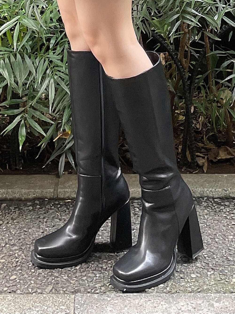 ブラック系のブーツ、その他のワンピース、その他のテーラードジャケットを着用したレディースの秋コーディネートの7枚目の写真