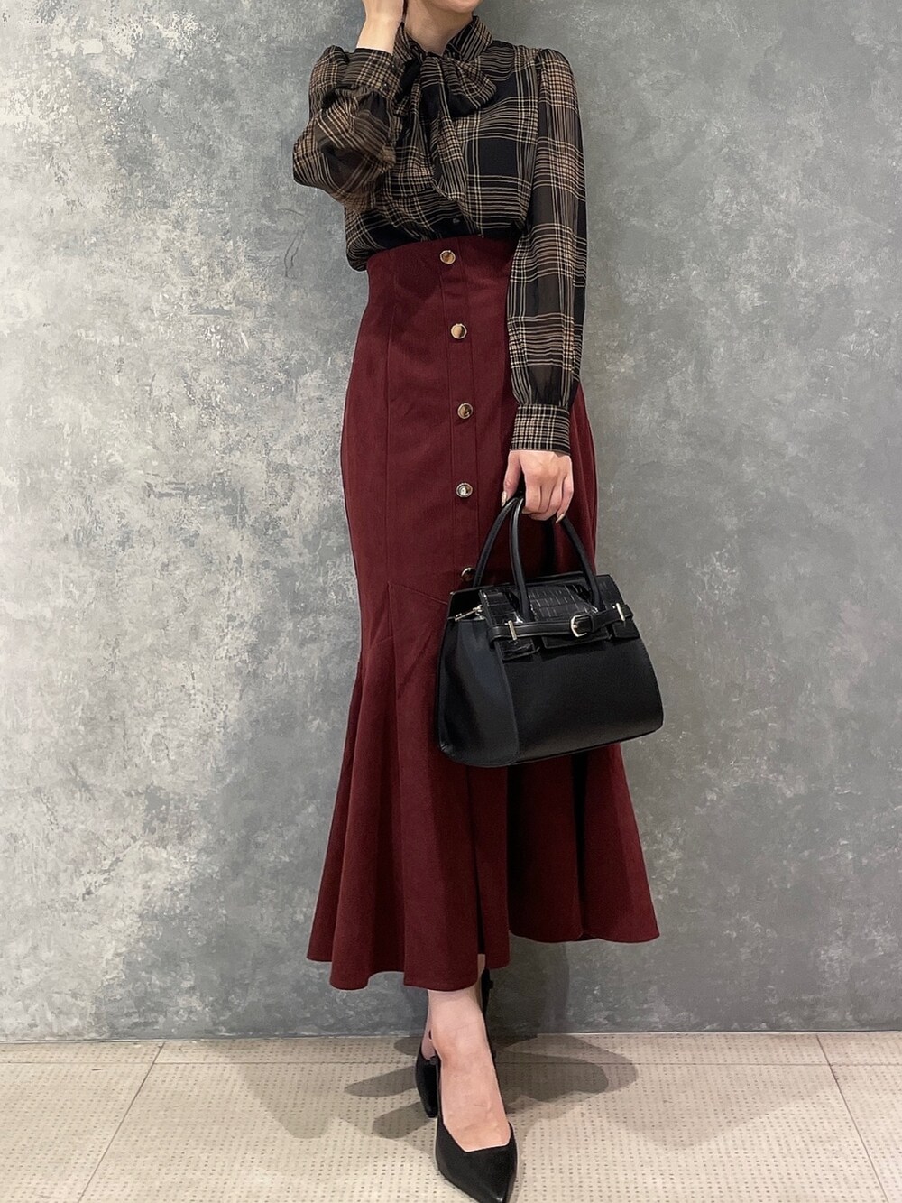 ブラック系のサンダル、その他のシャツ/ブラウス、レッド系のスカートを着用したレディースの秋コーディネートの2枚目の写真