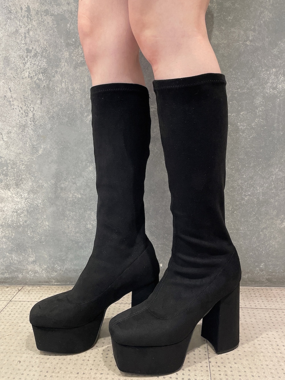 ブルー系のカーディガン/ボレロ、ブルー系のその他パンツ、その他のブーツを着用したレディースの秋コーディネートの7枚目の写真