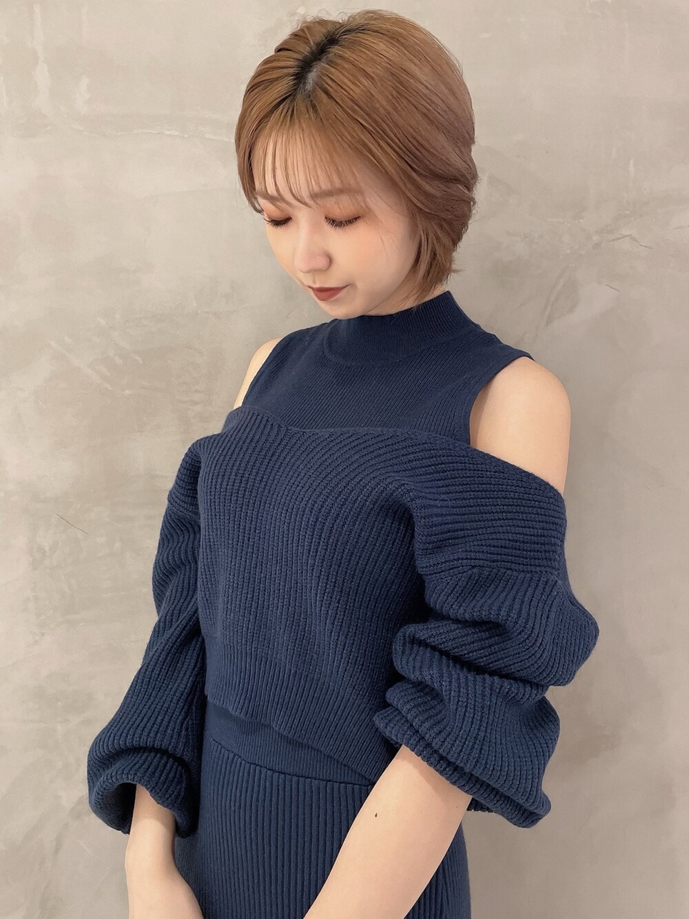 ブルー系のワンピース、ブラック系のブーツ、ブラック系のハンドバッグを着用したレディースの秋コーディネートの5枚目の写真